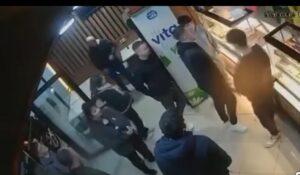 Video e plotë: rrahje në një furrë në Podujevë